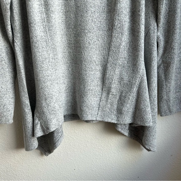 Simply Vera by Vera Wang | Gray Asymmetric Women's Top - Picture 3 of 9